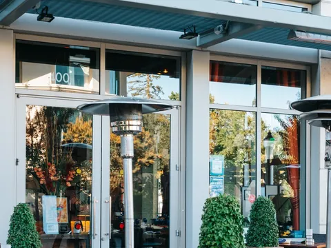 Cascal restaurant entrance and patio in Mountain View