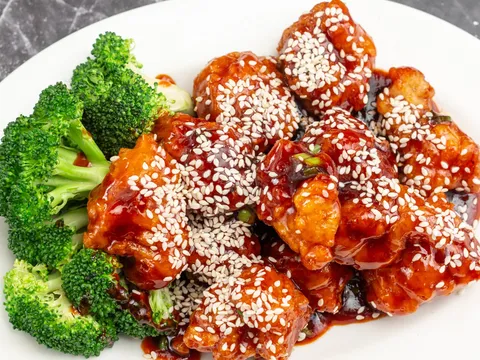 Sesame chicken with broccoli at Joe's Ginger