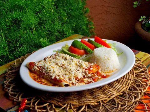 Cheese enchilada plate with rice and salad at Los Barrios