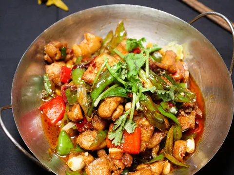 Wok of Hunan-style chicken with red and green chili peppers and cilantro at Hunan Cuisine (湘乡香), Chicago Chinatown