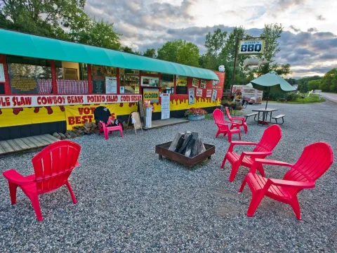 Exterior of Randy's BBQ with red patio chairs