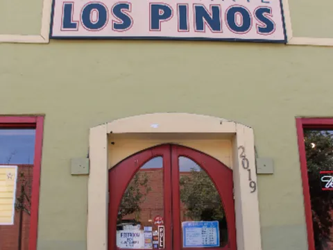 Storefront sign of Restaurante Los Pinos in Santa Cruz