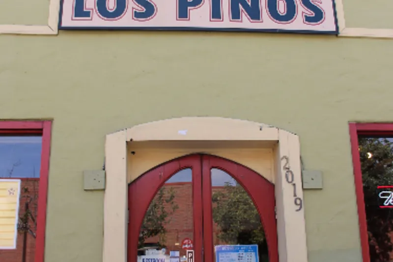 Storefront sign of Restaurante Los Pinos in Santa Cruz