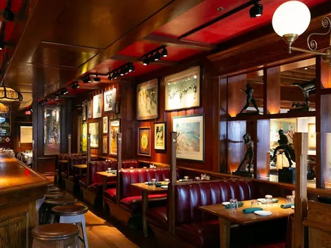 Bar and booth seating inside Clyde's of Georgetown