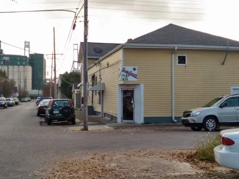 Exterior of Domilise's Po-Boy & Bar on Annunciation Street