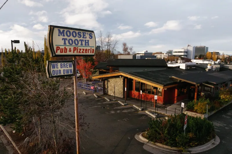 Exterior of Moose's Tooth Pub & Pizzeria