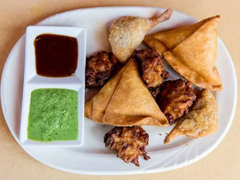 Assorted fried appetizer platter with tamarind and mint chutney at Bombay Bar & Grill
