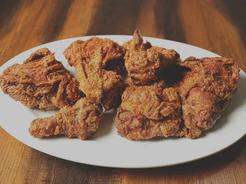 Plate of Willie Mae's fried chicken