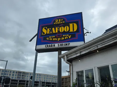 21st Street Seafood Raw Bar Company pylon sign in Virginia Beach
