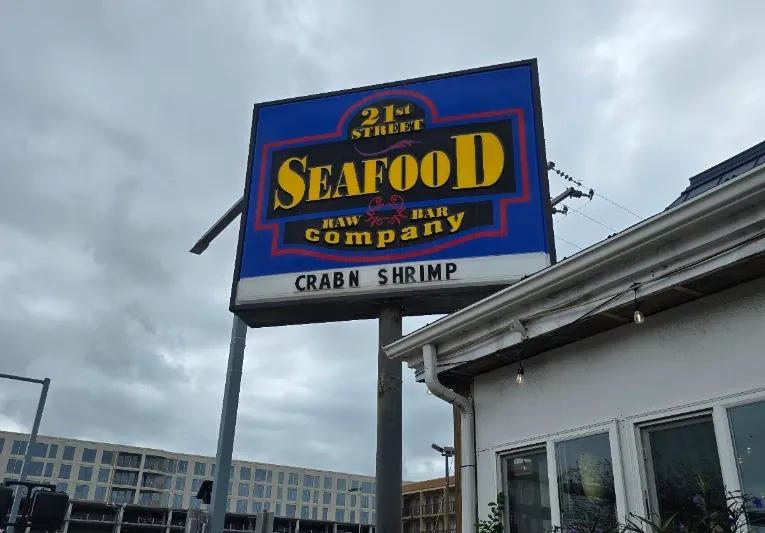 21st Street Seafood Raw Bar Company pylon sign in Virginia Beach